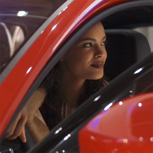 Bella ragazza nera al volante di una Jaguar E-PACE rossa versione Ultimate Icon - Campagna Advertising Online Rete Display per i concessionari dealer jaguar in Italia